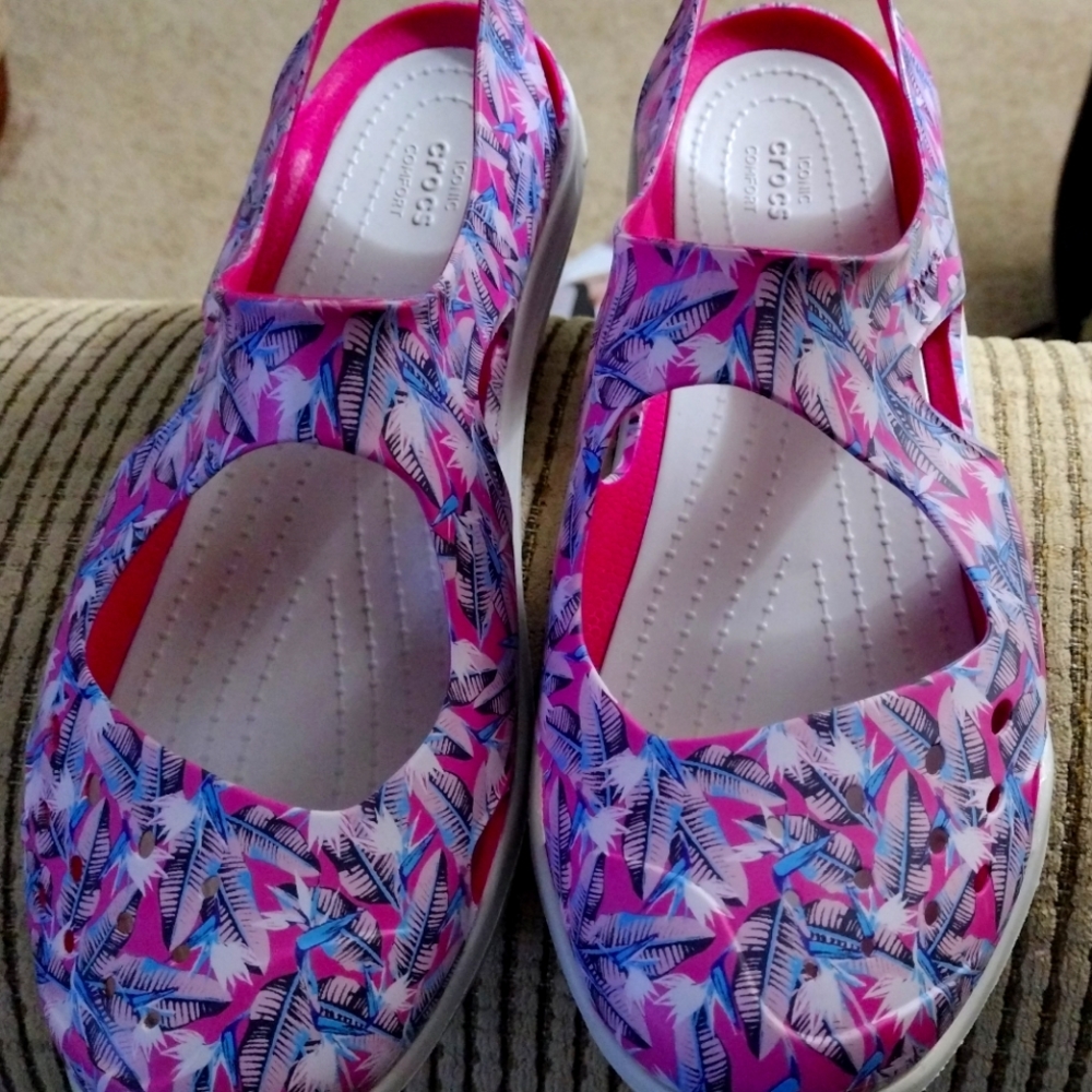 Size 10 Pink leaf print Crocs